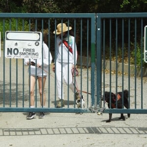 Exclusif - Andie MacDowell et ses filles Margaret et Rainey Qualley partent en randonnée dans un parc fermé en raison de l'épidémie de Coronavirus (Covid-19) à Los Angeles, le 19 avril 2020. Le trio a dû ramper sous une porte verrouillée du parc Audubon Center à Debs Park qui avait des panneaux indiquant qu'il était fermé jusqu'au 30 avril. Rainey portait un pull avec une photo de Kaia Gerber dessus. Ils ont également amené leurs deux chiens pour la randonnée.