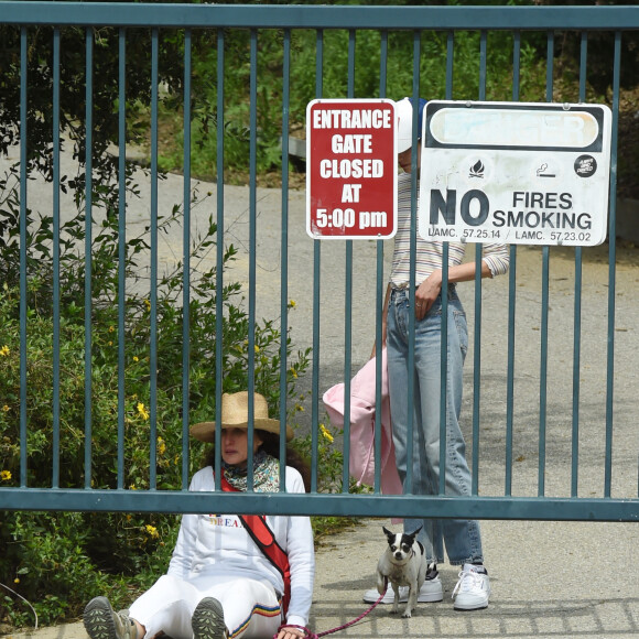 Exclusif - Andie MacDowell et ses filles Margaret et Rainey Qualley partent en randonnée dans un parc fermé en raison de l'épidémie de Coronavirus (Covid-19) à Los Angeles, le 19 avril 2020. Le trio a dû ramper sous une porte verrouillée du parc Audubon Center à Debs Park qui avait des panneaux indiquant qu'il était fermé jusqu'au 30 avril. Rainey portait un pull avec une photo de Kaia Gerber dessus. Ils ont également amené leurs deux chiens pour la randonnée.