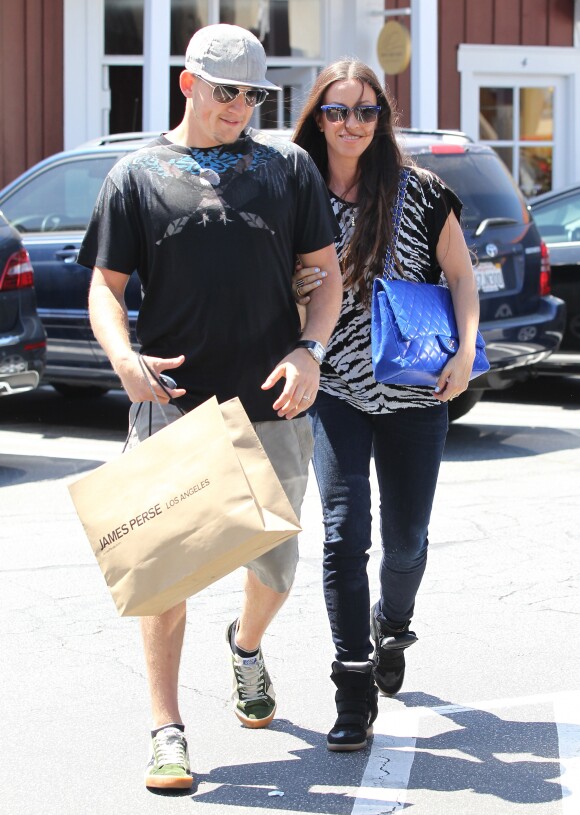 Alanis Morissette et son mari Mario Treadway font du shopping au centre commercial Brentwood Country Mart à Brentwood, le 28 avril 2014.