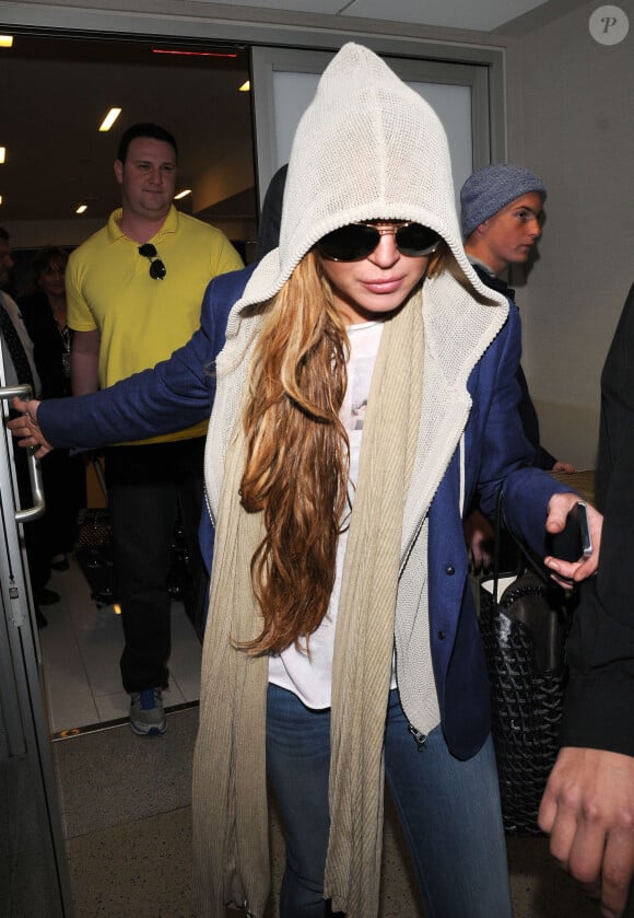 Lindsay Lohan arrive a l'aeroport de Los Angeles, le 18 avril 2013.