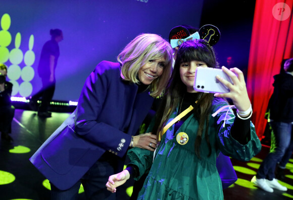 La Première Dame Brigitte Macron, présidente de la Fondation Hôpitaux de Paris – Hôpitaux de France Disneyland Paris a accueilli 300 enfants hospitalisés avec la Fondation Hôpitaux de Paris – Hôpitaux de France pour une journée inoubliable en compagnie de la Première Dame et présidente de la Fondation Hôpitaux de Paris – Hôpitaux de France, le parrain de l'Opération Pièces Jaunes 2020, la présidente de Disneyland Paris et d'autre personnalités à Marne-la-Vallée, France, le 29 janvier 2020. © Dominique Jacovides/Bestimage