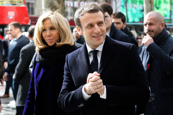 Le président Emmanuel Macron et sa femme Brigitte lors de l'inauguration du Café Joyeux, le cinquième, sur l'avenue des Champs-Elysée à Paris le 9 mars 2020. © Stéphane Lemouton / Bestimage