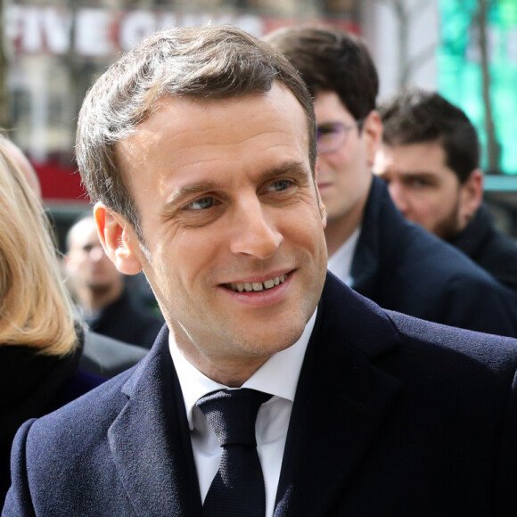 Le président Emmanuel Macron et sa femme Brigitte lors de l'inauguration du Café Joyeux, le cinquième, sur l'avenue des Champs-Elysée à Paris le 9 mars 2020. © Stéphane Lemouton / Bestimage