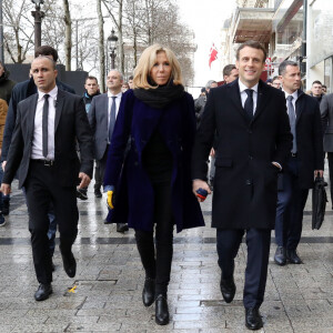 Le président Emmanuel Macron et sa femme Brigitte lors de l'inauguration du Café Joyeux, le cinquième, sur l'avenue des Champs-Elysée à Paris le 9 mars 2020. © Stéphane Lemouton / Bestimage