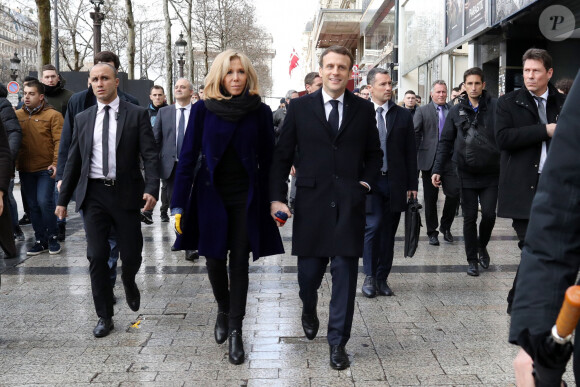 Le président Emmanuel Macron et sa femme Brigitte lors de l'inauguration du Café Joyeux, le cinquième, sur l'avenue des Champs-Elysée à Paris le 9 mars 2020. © Stéphane Lemouton / Bestimage