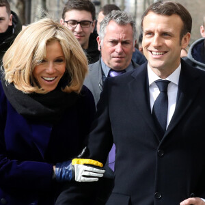 Le président Emmanuel Macron et sa femme Brigitte lors de l'inauguration du Café Joyeux, le cinquième, sur l'avenue des Champs-Elysée à Paris le 9 mars 2020. © Stéphane Lemouton / Bestimage