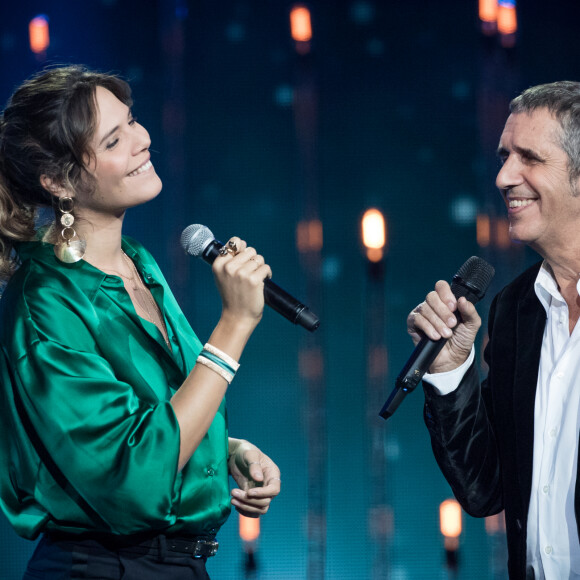 Exclusif -  Julien Clerc et sa fille Vanille - Enregistrement de l'émission "Rendez vous avec Julien Clerc" au Théâtre du Châtelet à Paris, qui sera diffusée le 29 novembre sur France 3. Le 24 octobre 2019. A travers un rendez-vous unique en son genre sur la scène du Théâtre du Châtelet, Julien Clerc a invité des artistes proches de lui à réinterpréter en duo ses plus grands hymnes. En 50 ans de carrière, Julien Clerc a marqué toutes les époques en offrant à son public des chansons iconiques. A l'occasion de cette soirée d'exception, un vibrant hommage sera rendu à Julien Clerc par tous ces artistes. Émaillé de témoignages et d'archives, "Rendez-vous avec Julien Clerc" offrira aux spectateurs l'occasion de se remémorer quelques bons souvenirs de toutes ces époques traversées. © Cyril Moreau / Bestimage