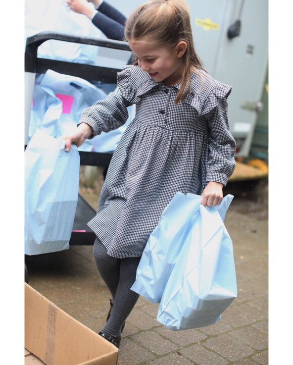 La princesse Charlotte préparant des colis de repas en pleine péride de crise sanitaire, sur Instagram, le 1er mai 2020.