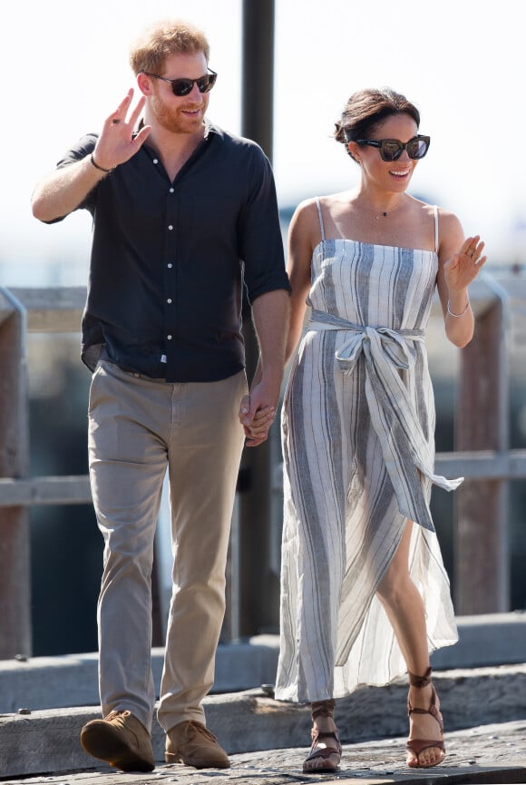 Le prince Harry, duc de Sussex, et Meghan Markle (enceinte), duchesse de Sussex, se promènent sur Kingfisher Bay Resort à Fraser Island, à l'occasion de leur voyage officiel en Australie. Le 22 octobre 2018