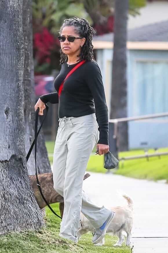 Exclusif - Doria Ragland promène ses chiens pendant le confinement, lié à l'épidémie de coronavirus (Covid-19) à Los Angeles, le 19 avril 2020.