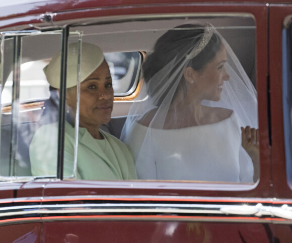 Meghan Markle, duchesse de Sussex arrive à la chapelle St. George au château de Windsor à bord d'une Rolls Royce avec sa mère Doria Ragland à ses côtés - Mariage du prince Harry et de Meghan Markle au château de Windsor le 19 mai 2018