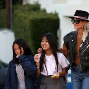 Exclusif - Laeticia Hallyday et ses filles Jade et Joy font du shopping à Santa Monica le 17 janvier 2020.