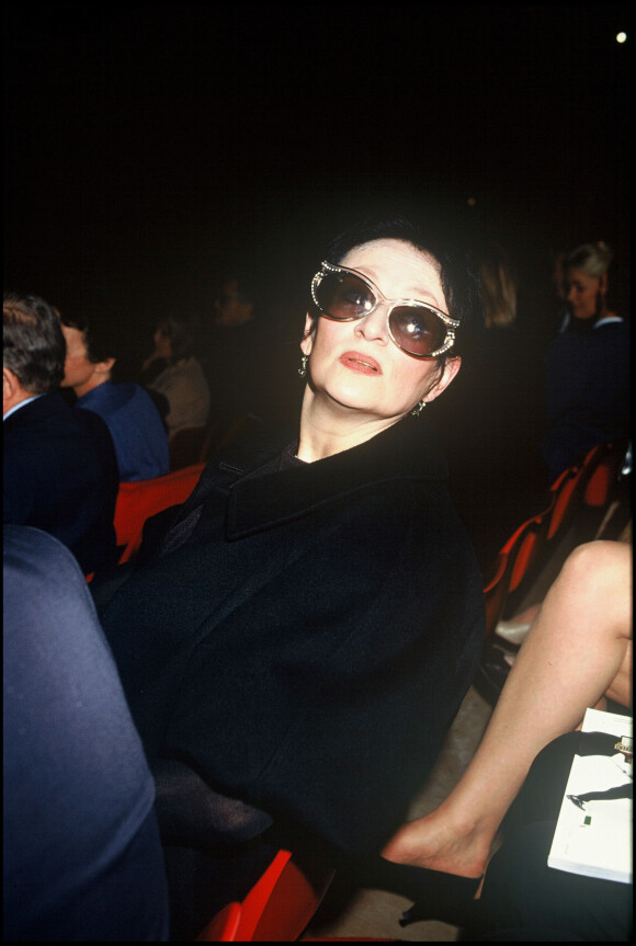 La chanteuse Barbara à une soirée à Paris en 1988.