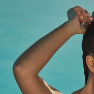 Kim Kardashian photographiée par Greg Swales pour sa marque de sous-vêtements, Skims. Avril 2020.