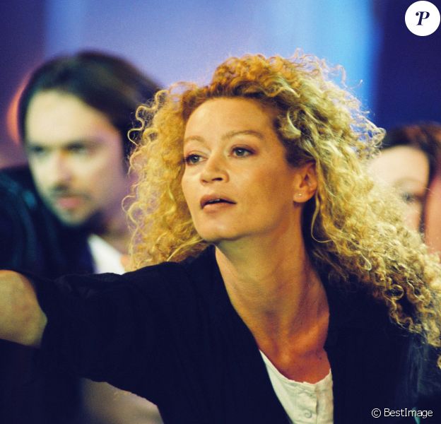 Archives - Raphaëlle Ricci sur le plateau de l'émission Vivement dimanche le 27 avril 1999