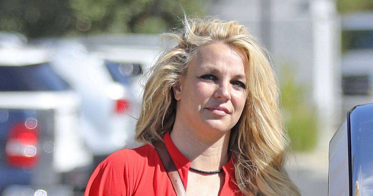 Exclusif Britney Spears Se Rend Une Séance Duv Vêtue Dun Mini Short Blanc Et Dun Crop Top 4328