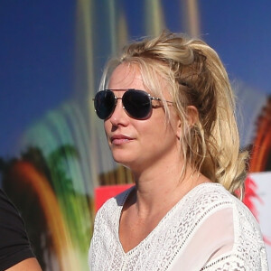 Exclusif - Britney Spears et son compagnon Sam Asghari sont allés déjeuner dans le restaurant "Le Pain Quotidien" à Beverly Hills. Le 12 juillet 2019.