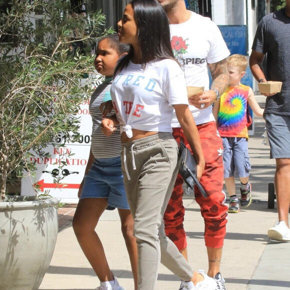 Matt Pokora, sa compagne Christina Milian enceinte et sa fille Violet Nash - Enceinte et radieuse, C.Milian se rend au glacier McConnell avec compagnon M.Pokora et sa fille V.Nash pour le goûter après avoir acheté des vêtements pour bébés. Los Angeles, le 3 août 2019.