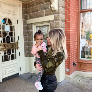 Emilie Fiorelli à Disneyland Paris, avec Louna, le 13 octobre 2019