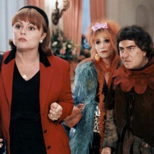 Muriel Robin, Marie-Anne Chazel, Christian Clavier et Jean Reno dans le film "Les couloirs du temps : Les Visiteurs 2". 1998.