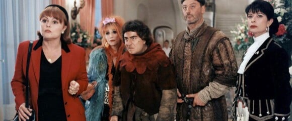 Muriel Robin, Marie-Anne Chazel, Christian Clavier et Jean Reno dans le film "Les couloirs du temps : Les Visiteurs 2". 1998.