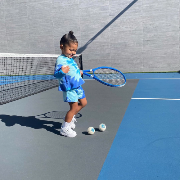 La fille de Kylie Jenner et Travis Scott, Stormi, joue au tennis avec sa raquette et ses balles Chanel. Mai 2020.