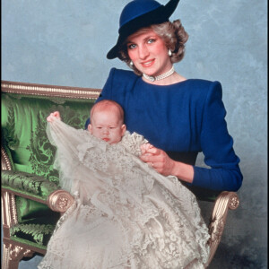 Lady Diana et son fils le prince Harry en décembre 1984, trois mois après sa naissance.