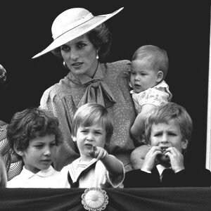 Lady Diana et ses fils les princes William et Harry au balcon du palais de Buckingham en 1985.