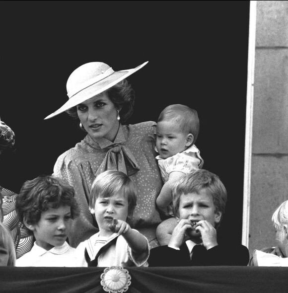 Lady Diana et ses fils les princes William et Harry au balcon du palais de Buckingham en 1985.