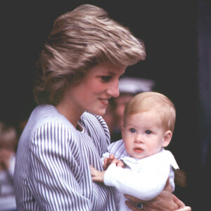 Lady Diana et son fils le prince Harry en 1985.