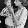 Lady Diana et son fils le prince Harry en vacances à Majorque en 1986.