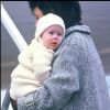 Le prince Harry dans les bras de sa nourrice à Aberdeen, en 1985.