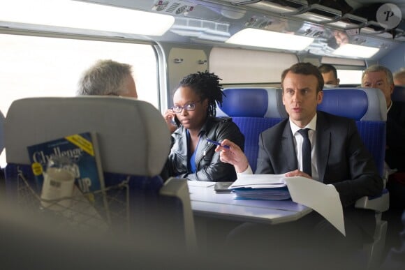 Exclusif - Sibeth Ndiaye et Emmanuel Macron à la gare de Lyon à Paris pour se rendre à Montbonnot-Saint-Martin près de Grenoble, le 14 avril 2017.