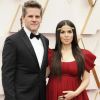 Ryan Piers Williams et sa femme America Ferrera (enceinte) lors du photocall des arrivées de la 92e cérémonie des Oscars 2019 au Hollywood and Highland à Los Angeles, Californie, Etats-Unis, le 9 février 2020.