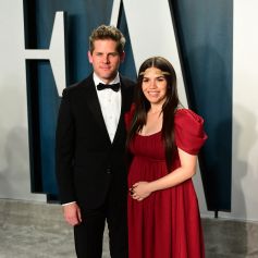 Ryan Piers Williams et America Ferrera (enceinte) lors du photocall des arrivées de la 92e cérémonie des Oscars 2019 au Hollywood and Highland à Los Angeles, Californie, Etats-Unis, le 9 février 2020.