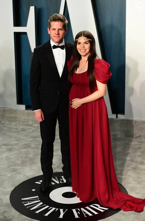 Ryan Piers Williams et America Ferrera (enceinte) lors du photocall des arrivées de la 92e cérémonie des Oscars 2019 au Hollywood and Highland à Los Angeles, Californie, Etats-Unis, le 9 février 2020.