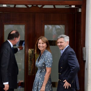 Carole et Michael Middleton au St Mary's Hospital de Londres pour la naissance du prince George, le premier enfant de Kate Middleton et du prince William, le 23 juillet 2013.