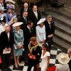 Michael et Carole Middleton, avec leur fils James Middleton et leur fille Pippa Middleton, escortée du prince Harry, lors du mariage du prince William et Kate Middleton à Westminster, le 29 avril 2011.