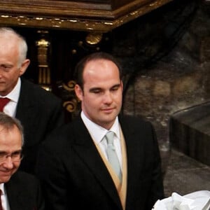 Michael et Carole Middleton, avec leur fils James Middleton et leur fille Pippa Middleton, escortée du prince Harry, lors du mariage du prince William et Kate Middleton à Westminster, le 29 avril 2011.