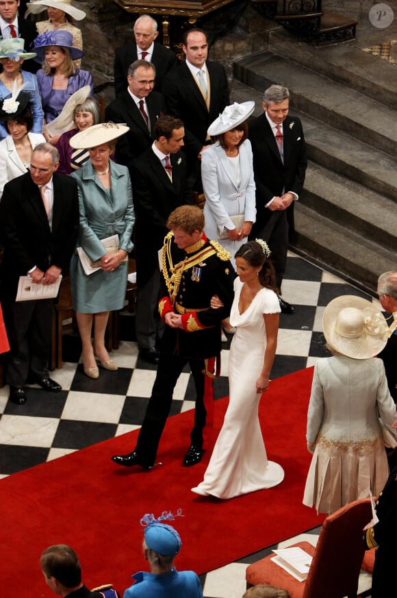 Michael et Carole Middleton, avec leur fils James Middleton et leur fille Pippa Middleton, escortée du prince Harry, lors du mariage du prince William et Kate Middleton à Westminster, le 29 avril 2011.