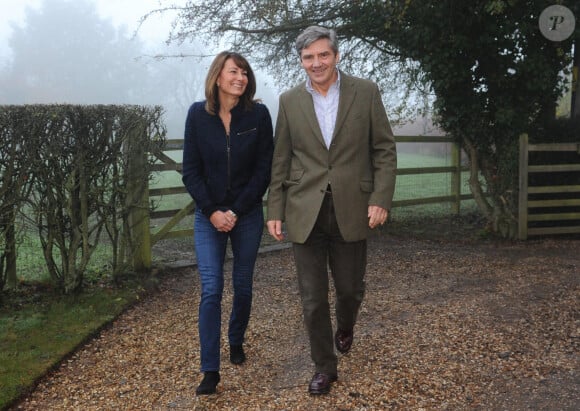 Michael et Carole Middleton chez eux, dans le Berkshire, lors de l'annonce des fiançailles de leur fille aînée Kate Middleton avec le prince William, le 16 novembre 2010.