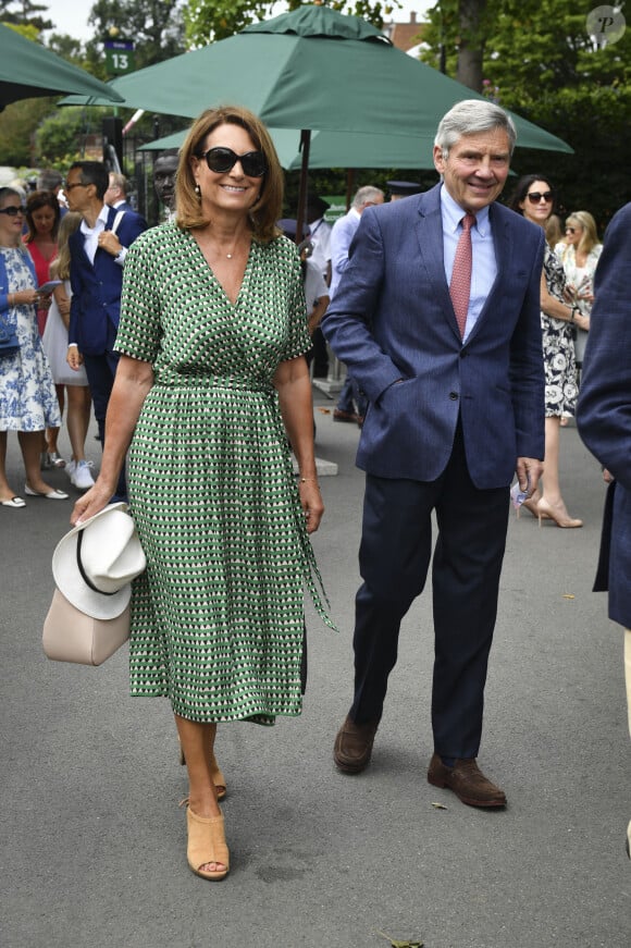 Carole et Michael Middleton assistent au tournoi de Wimbledon à Londres, le 10 juillet 2019.