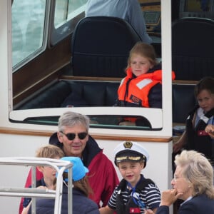 Carole et Michael Middleton, le prince George de Cambridge, la princesse Charlotte - Les enfants du duc et de la duchesse de Cambridge regardent d'un bateau la régate King's Cup le 8 août 2019.