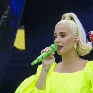 Katy Perry enceinte et en concert caritatif à Melbourne, en Australie, vêtue d'une robe jaune fluo Valentino. Le 11 mars 2020.