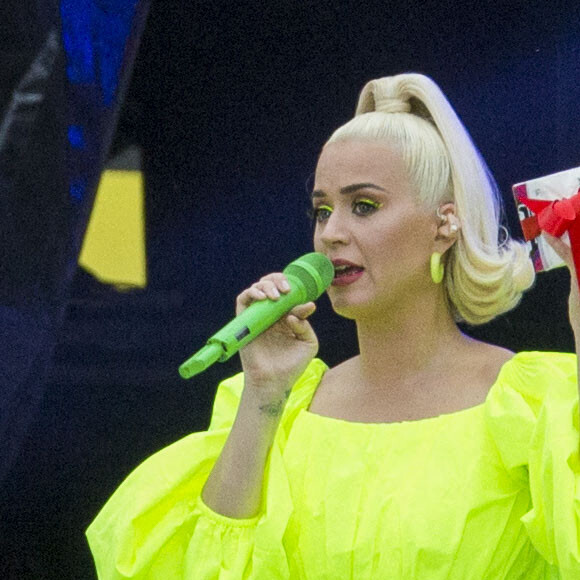 Katy Perry enceinte et en concert caritatif à Melbourne, en Australie, vêtue d'une robe jaune fluo Valentino. Le 11 mars 2020.