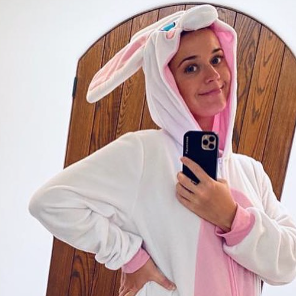 Katy Perry, enceinte et habillée d'une combinaison de lapin. Mars 2020.