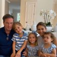 La princesse Madeleine de Suède et son mari Christopher O'Neill avec leurs enfants le prince Nicolas, la princesse Leonor et la princesse Adrienne le 12 avril 2020 lors d'un appel visio avec le reste de la famille royale pour Pâques depuis leur maison en Floride. Photo Instagram.