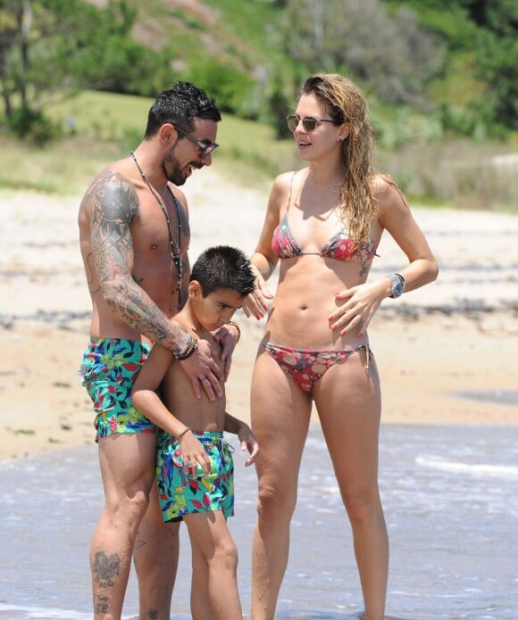 Ezequiel Lavezzi en vacances à Punta del Este, le 29 décembre 2014, avec sa compagne Yanina Screpante et son fils Tomas