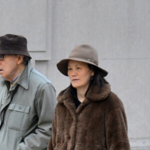 Exclusif - Woody Allen et sa femme Soon-Yi Previn font une promenade à New York le 28 février 2020.