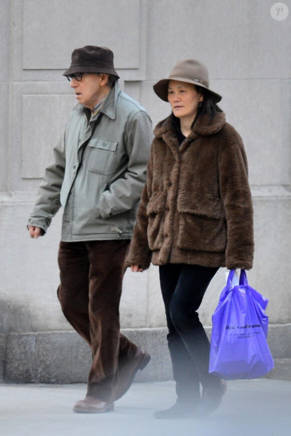 Exclusif - Woody Allen et sa femme Soon-Yi Previn font une promenade à New York le 28 février 2020.
